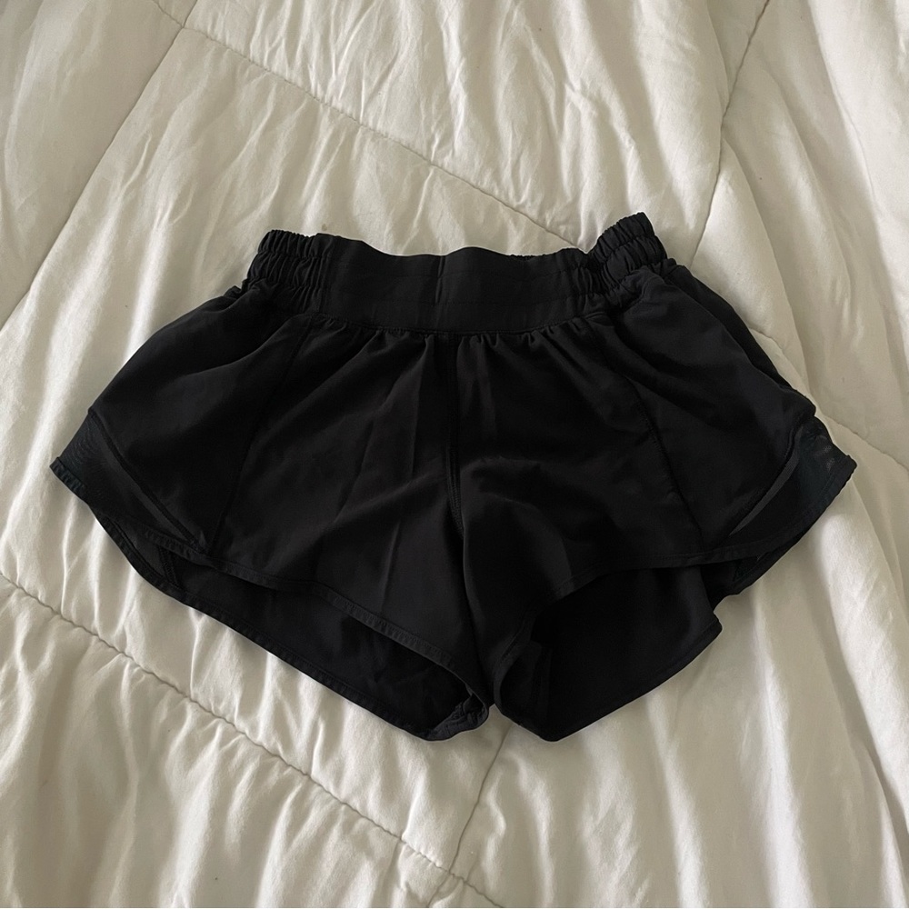 lululemon black hotty hot shorts 2.5”